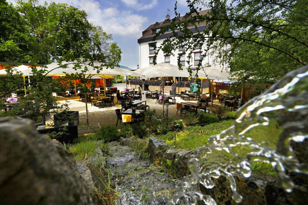 Sehr gepflegtes und ständig modernisiertes Hotel mit Restaurant, Terrassen und vielseitigen Außenanlagen